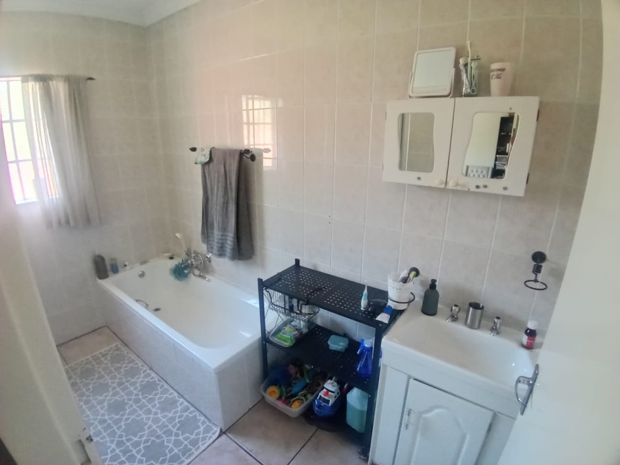 To Let 4 Bedroom Property for Rent in Geelhoutpark North West